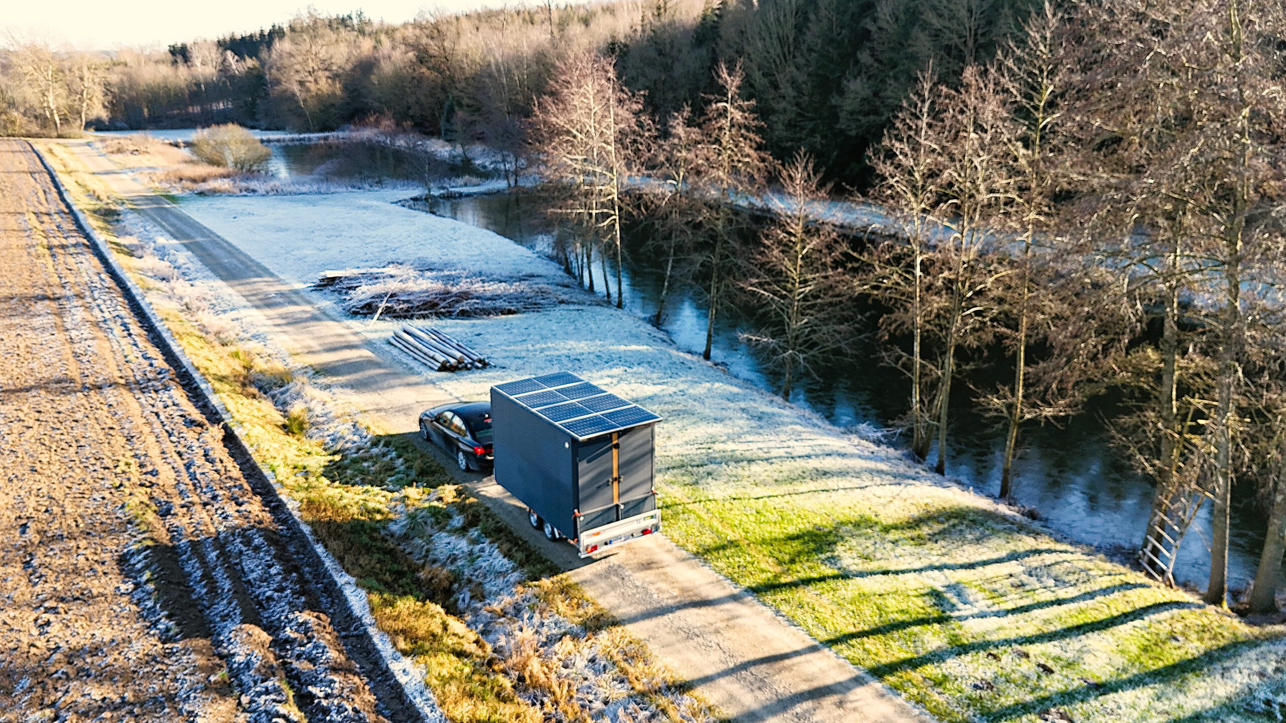Duschanhänger und Toilettenwagen beim Transport