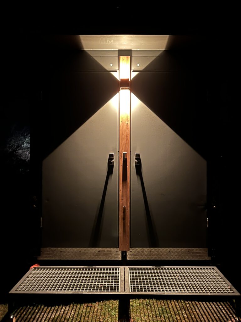 Eingangsbereich des Duschcontainers bei Nacht mit Beleuchtung